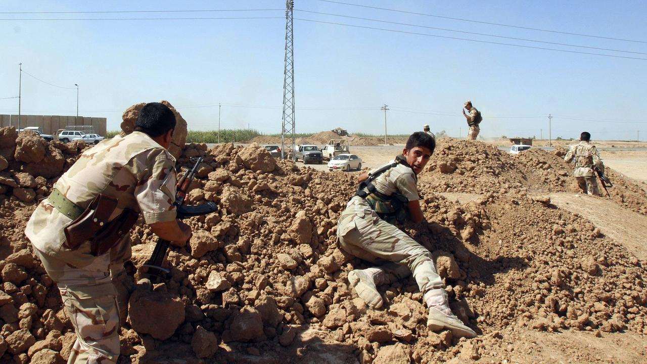 Kurdische Peschmerga kämpfen nahe Kirkuk gegen die Terrormiliz Islamischer Staat. Kurdische Peschmerga kämpfen nahe Kirkuk gegen die Terrormiliz Islamischer Staat.