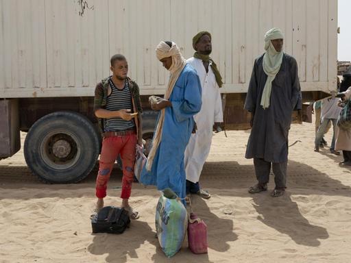 Migranten bezahlen um die Grenze im Norden des Niger zu Algerien überschreiten zu können.