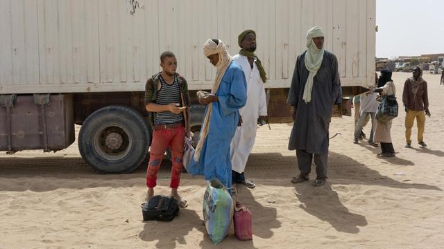 Migranten bezahlen um die Grenze im Norden des Niger zu Algerien überschreiten zu können.