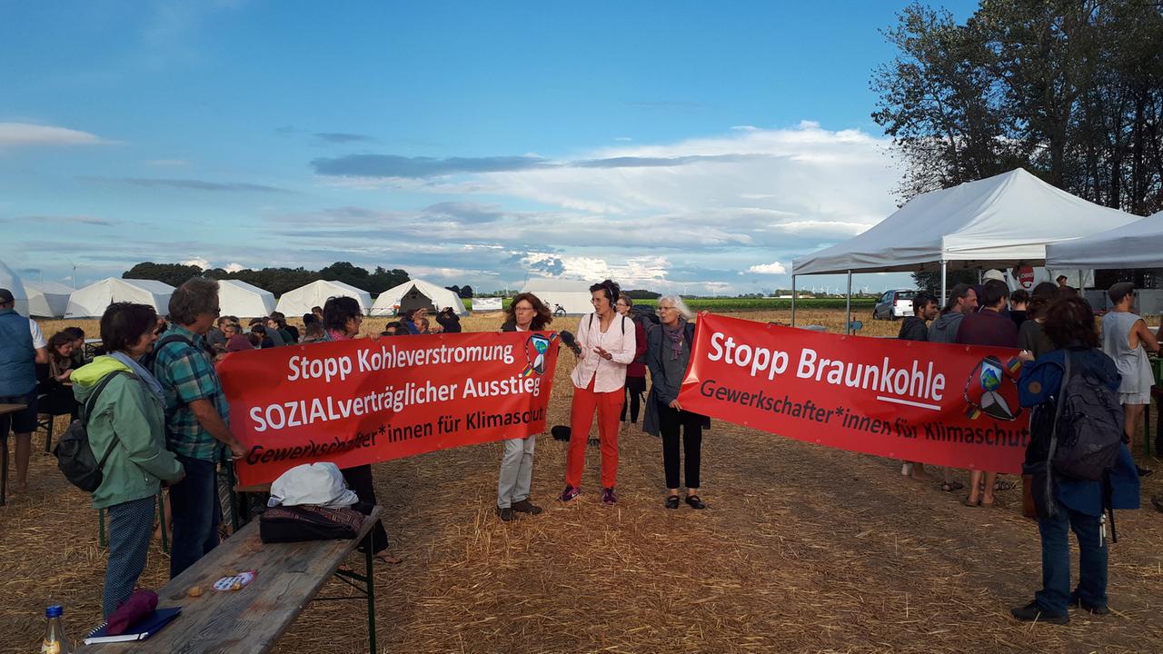 Die Gewerkschafterin Beatrix Sassermann (m) auf dem Klimacamp bei Erkelenz nahe Köln. Die Gewerkschafterin Beatrix Sassermann (m) auf dem Klimacamp bei Erkelenz nahe Köln.