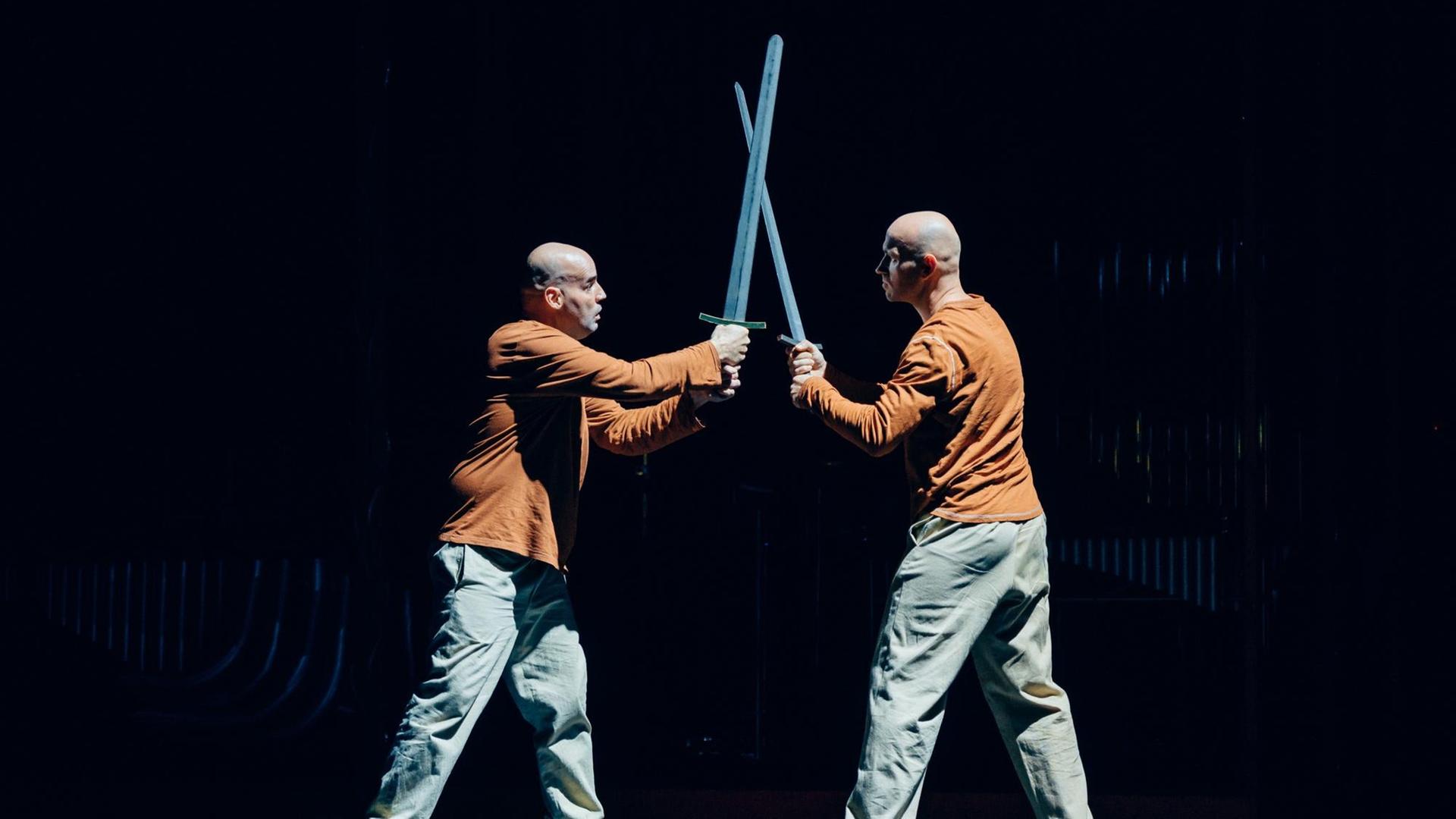 DNT WEIMAR / LANZELOT von Paul Dessau (Koproduktion von DNT Weimar und Theater Erfurt) / Musikalische Leitung: Dominik Beykirch, Regie: Peter Konwitschny, Bühne und Kostüme: Helmut Brade / Premiere: 23.11.2019, DNT Weimar, Großes Haus / Szenenfoto v.l.n.r. mit Máté Solyom-Nagy (Lanzelot) und Matthias Bettighofer (Lanzelots Alter Ego) / Foto: Candy Welz DNT WEIMAR / LANZELOT von Paul Dessau (Koproduktion von DNT Weimar und Theater Erfurt) / Musikalische Leitung: Dominik Beykirch, Regie: Peter Konwitschny, Bühne und Kostüme: Helmut Brade / Premiere: 23.11.2019, DNT Weimar, Großes Haus / Szenenfoto v.l.n.r. mit Máté Solyom-Nagy (Lanzelot) und Matthias Bettighofer (Lanzelots Alter Ego) / Foto: Candy Welz