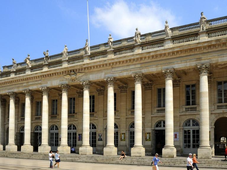 Eine Außenaufnahme zeigt die Fassade des Grand Théâtre und der Place de la Comédie in Bordeaux.