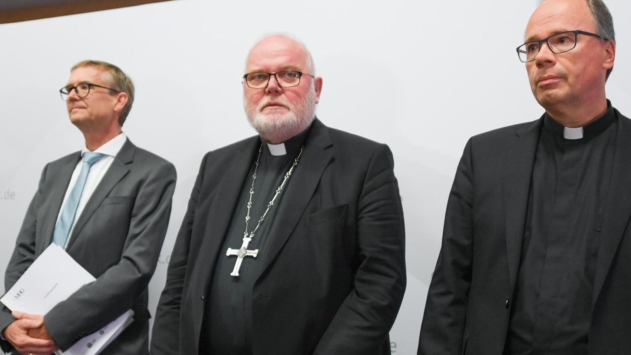 Das Foto zeigt von links nach rechts Harald Dreßing, Professor am Zentralinstitut für Seelische Gesundheit, Kardinal Reinhard Marx, Vorsitzender der Deutschen Bischofskonferenz, und Stephan Ackermann, Bischof von Trier und Beauftragter für Fragen des sexuellen Missbrauchs im kirchlichen Bereich. Das Foto zeigt von links nach rechts Harald Dreßing, Professor am Zentralinstitut für Seelische Gesundheit, Kardinal Reinhard Marx, Vorsitzender der Deutschen Bischofskonferenz, und Stephan Ackermann, Bischof von Trier und Beauftragter für Fragen des sexuellen Missbrauchs im kirchlichen Bereich.