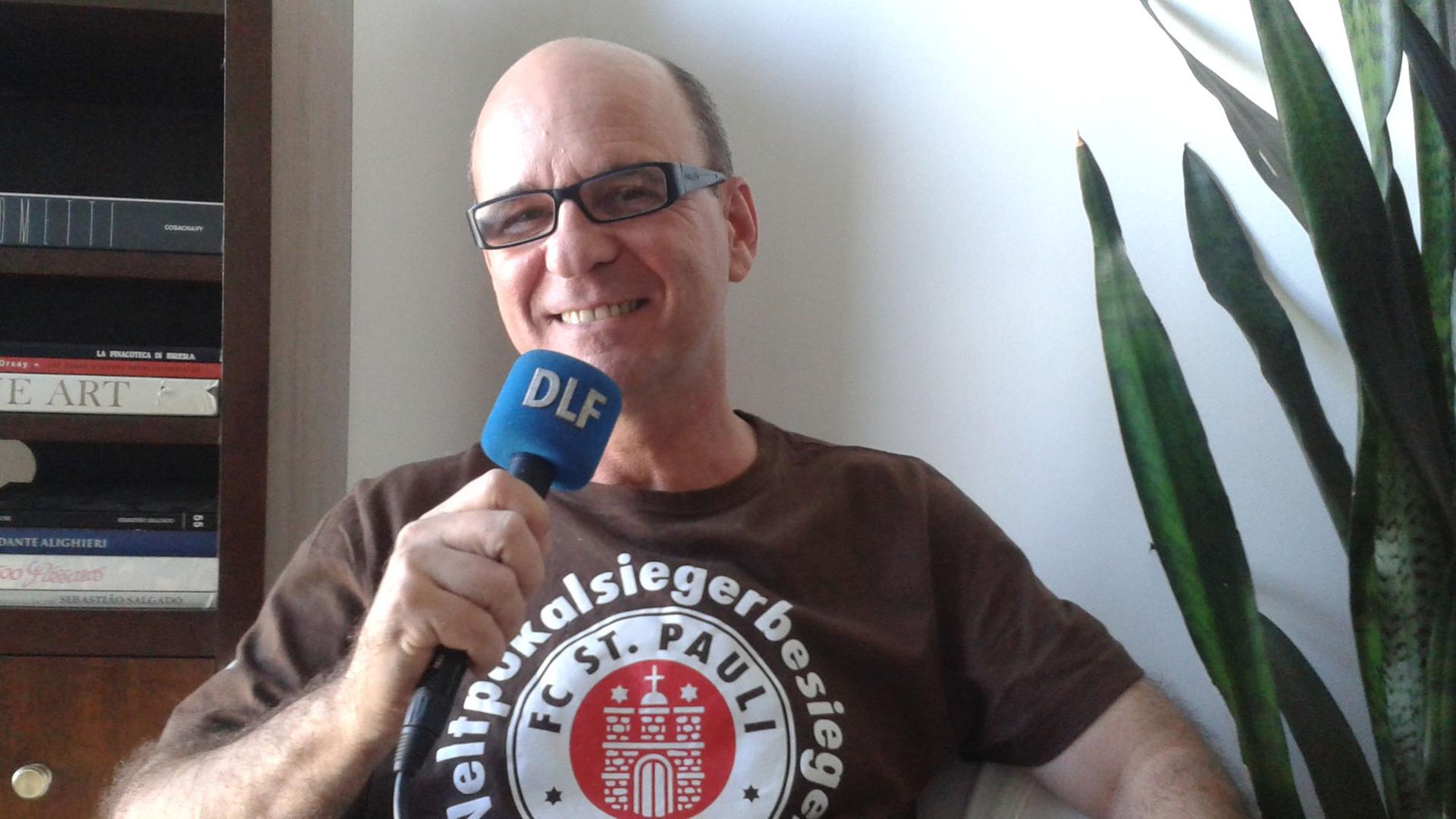 Der brasilianische Schriftsteller Luiz Ruffato trägt ein St.-Pauli-T-Shirt