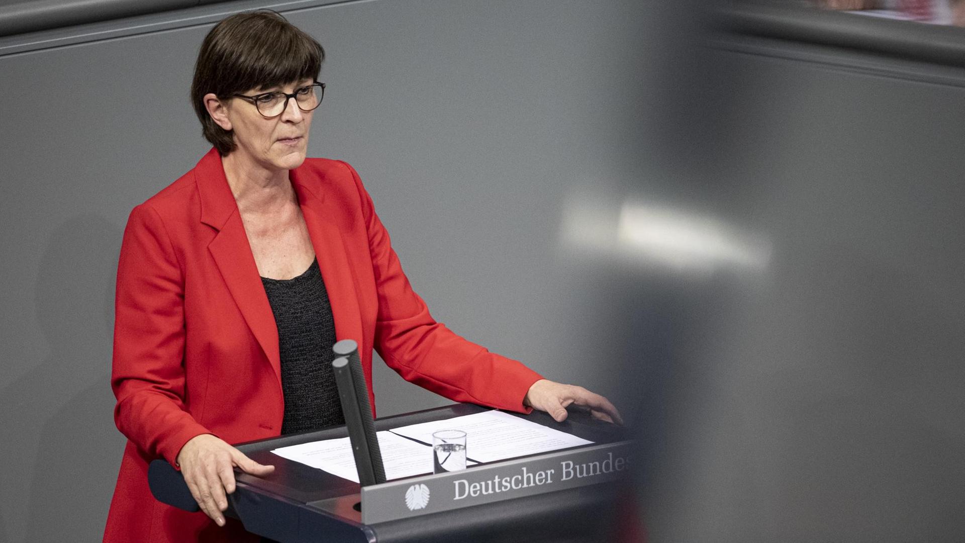 Saskia Esken, Bundesvorsitzende der SPD, spricht während der Debatte zur Aktuellen Stunde zum Klimagipfel in Madrid im Bundestag Saskia Esken, Bundesvorsitzende der SPD, spricht während der Debatte zur Aktuellen Stunde zum Klimagipfel in Madrid im Bundestag