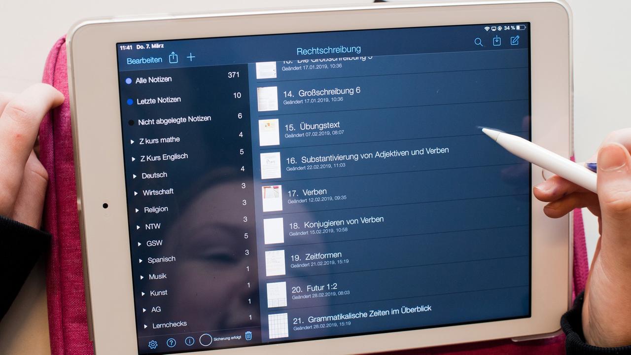 Ein Schülerin einer 7. Klasse bedient ihr iPad mit Unterrichtsmaterialien an der Oberschule Gehrden in der Region Hannover. Ein Schülerin einer 7. Klasse bedient ihr iPad mit Unterrichtsmaterialien an der Oberschule Gehrden in der Region Hannover.