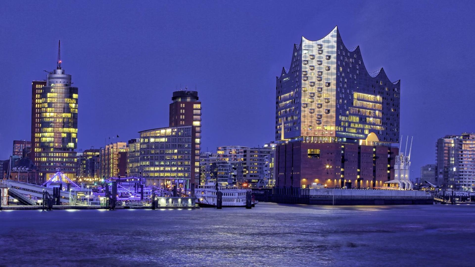 Das Foto zeigt die Elbphilharmonie abends. Das Foto zeigt die Elbphilharmonie abends.