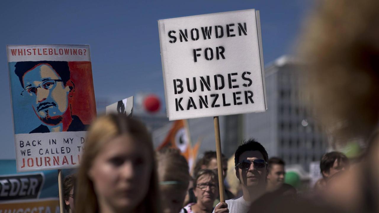 Berlin, 07.09.2013 Demonstrant mit Plakat "Snowden For Bundeskanzler" auf der Demonstration gegen die Online-Überwachung der Geheimdienste und die Politik der Bundesregierung unter dem Motto "Freiheit statt Angst - Stoppt den Überwachungswahn" in Berlin. Die Demo von einem globalen Bündnis aus Buergerrechtsbewegungen richtet sich gegen die Überwachungsaffäre vom NSA und gegen Prism und Tempora, spricht sich für einen besseren Schutz der Privatsphäre aus, kritisiert die Geheimdienste und Bundesregierung und übt Solidarität mit dem Whistleblower Edward Snowden. Berlin, 07.09.2013 Demonstrant mit Plakat "Snowden For Bundeskanzler" auf der Demonstration gegen die Online-Überwachung der Geheimdienste und die Politik der Bundesregierung unter dem Motto "Freiheit statt Angst - Stoppt den Überwachungswahn" in Berlin. Die Demo von einem globalen Bündnis aus Buergerrechtsbewegungen richtet sich gegen die Überwachungsaffäre vom NSA und gegen Prism und Tempora, spricht sich für einen besseren Schutz der Privatsphäre aus, kritisiert die Geheimdienste und Bundesregierung und übt Solidarität mit dem Whistleblower Edward Snowden.