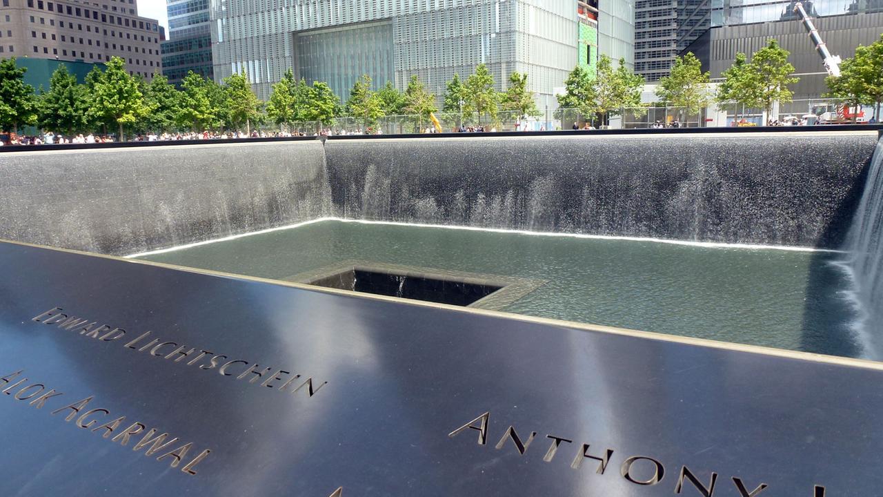 Ein Becken am National September 11 Memorial am Ground Zero in New York Ein Becken am National September 11 Memorial am Ground Zero in New York