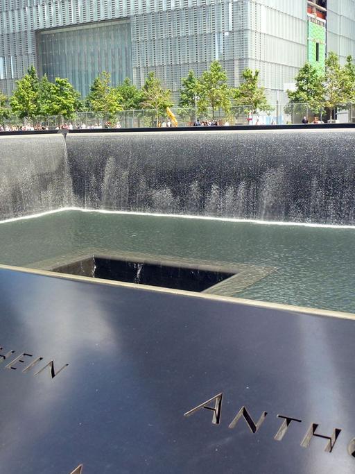 Ein Becken am National September 11 Memorial am Ground Zero in New York