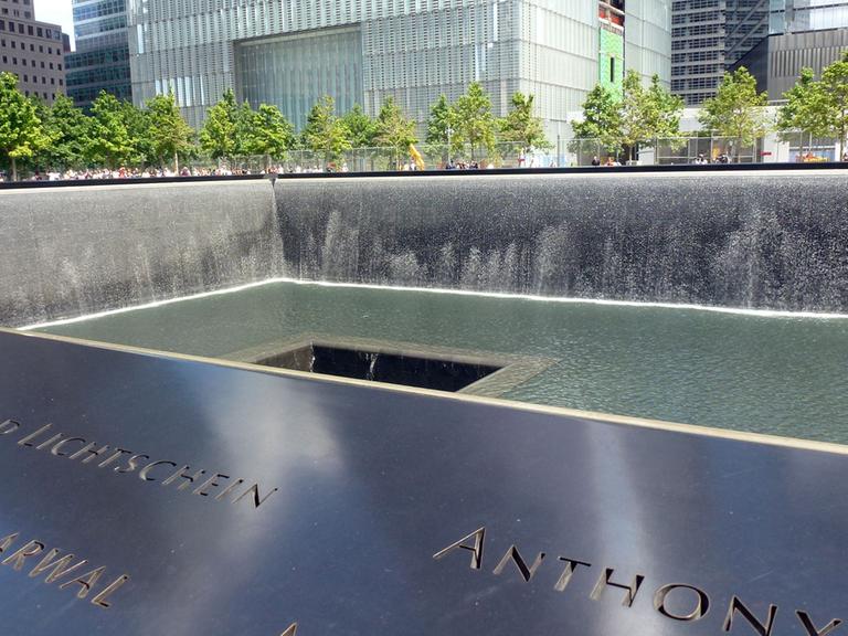 Ein Becken am National September 11 Memorial am Ground Zero in New York