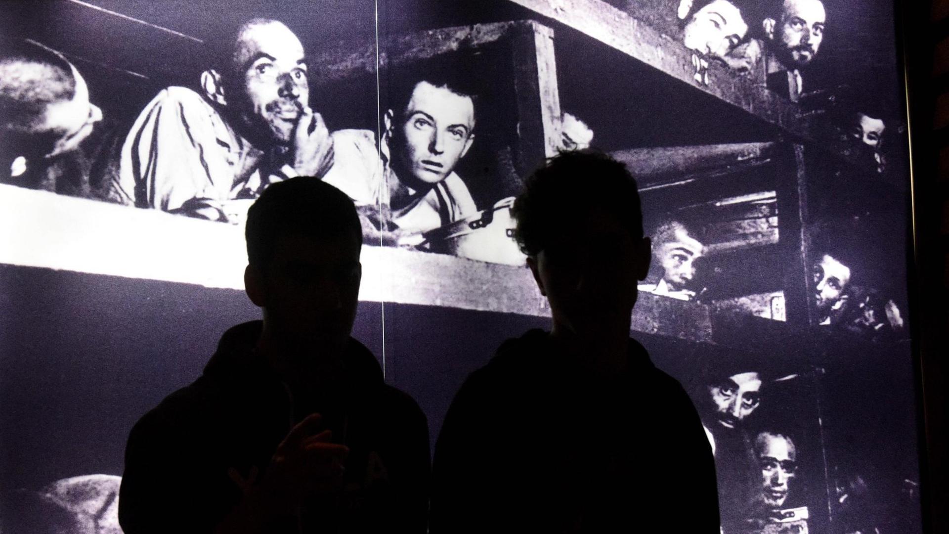 Besucher der Ausstellung über die Geschichte des Holocaust in der Gedenkstätte Yad Vashem in Jerusalem. Besucher der Ausstellung über die Geschichte des Holocaust in der Gedenkstätte Yad Vashem in Jerusalem.
