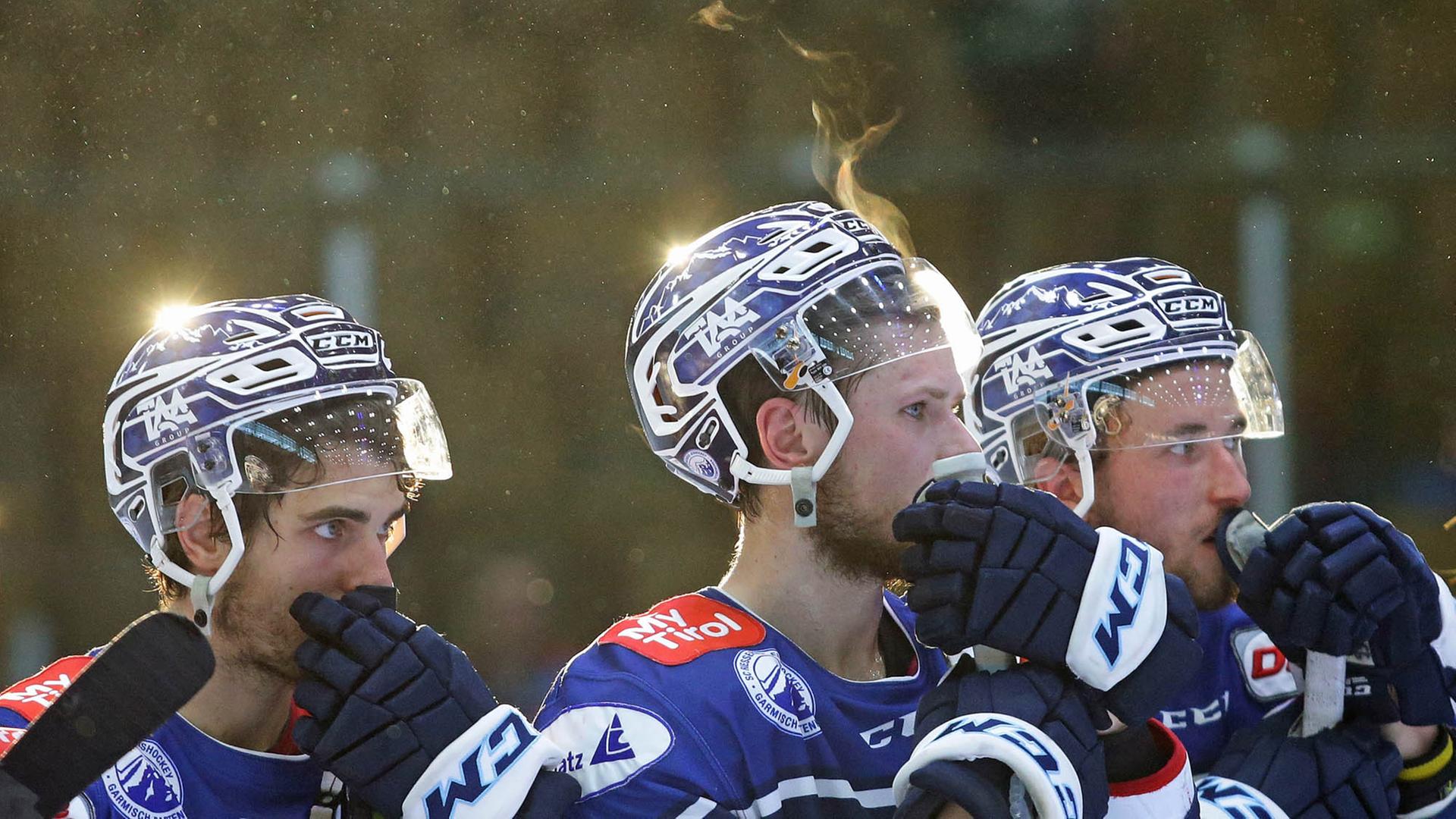 DEL2-Finale SC Riessersee gegen SC Steelers Bietigheim in Garmisch-Partenkirchen in der Saison 2017/2018, drei Spieler von SC Riessersee schauen gebannt, in der Mitte ist Joel Johansson zu sehen DEL2-Finale SC Riessersee gegen SC Steelers Bietigheim in Garmisch-Partenkirchen in der Saison 2017/2018, drei Spieler von SC Riessersee schauen gebannt, in der Mitte ist Joel Johansson zu sehen