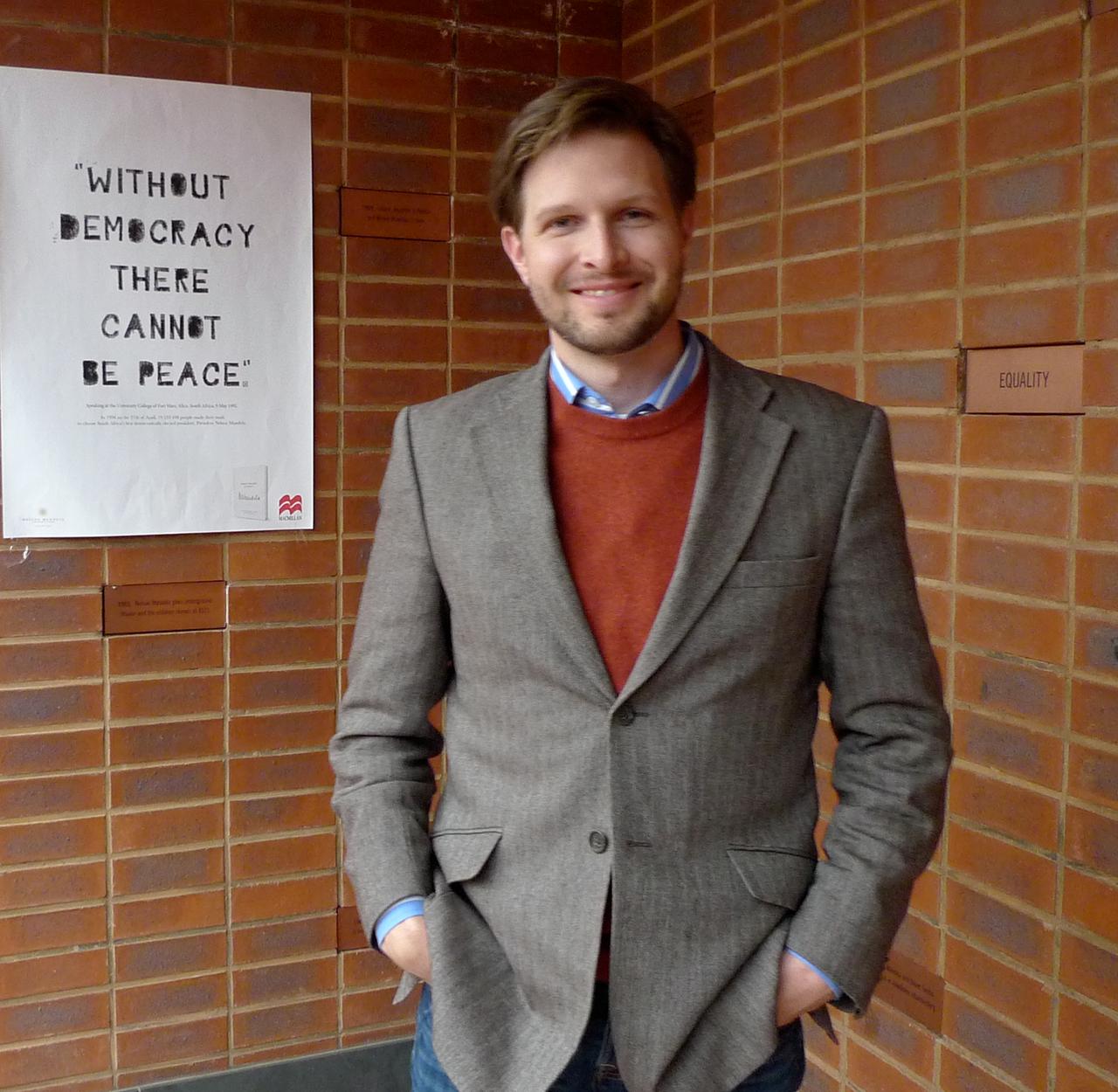 Jonathan Brown in einer Hausecke. Jonathan Brown in einer Hausecke.