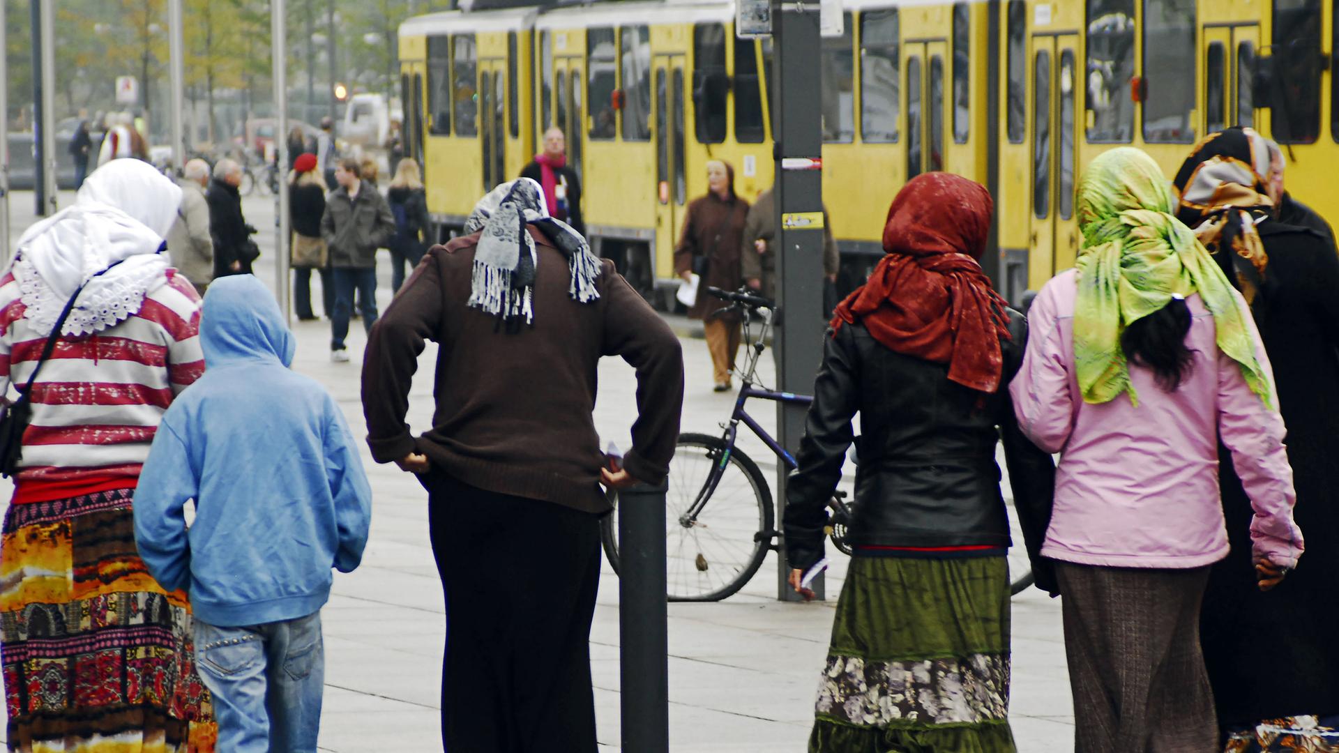Eine Gruppe Roma-Frauen passiert den Alexanderplatz. Eine Gruppe Roma-Frauen passiert den Alexanderplatz.