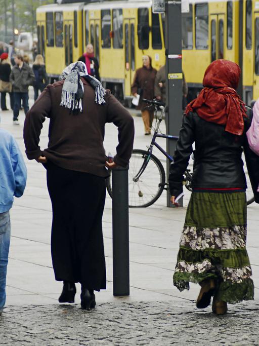 Eine Gruppe Roma-Frauen passiert den Alexanderplatz.