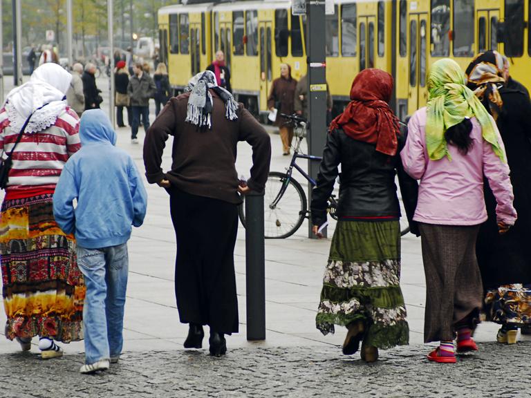 Eine Gruppe Roma-Frauen passiert den Alexanderplatz.
