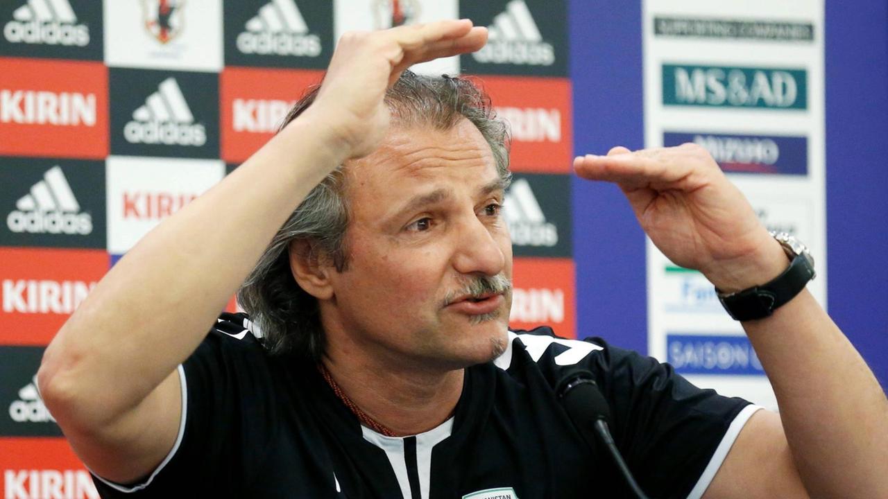 Petar Šegrt, 2015 Trainer der afghanischen Nationalmannschaft, während der Pressekonferenz zur WM-Qualifikation. Petar Šegrt, 2015 Trainer der afghanischen Nationalmannschaft, während der Pressekonferenz zur WM-Qualifikation.