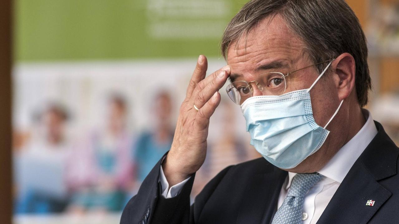 NRW-Ministerpräsident Armin Laschet gibt eine Pressekonferenz zur Lage COVID-19 Corona-Pandemie Coronavirus COVID-19-Pandemie Epidemie Corona-Ausbruch in Tönnies Fleischerei Pressekonferenz zum Ausbruchsherd bei Tönnies Lebensmittel GmbH & Co. KG Zerlegeungsbetrieb Fleischwerk Schlachtbetrieb Fleischverarbeitung Fleischprodukte Schweineschlachtung Mundschutz Maske Gütersloh Nordrhein-Westfalen NRW Deutschland Germany *** NRW Prime Minister Armin Laschet gives a press conference on the situation COVID 19 Corona Pandemic Coronavirus COVID 19 Pandemic Epidemic Corona outbreak in Tönnies Butchery Press conference on the outbreak at Tönnies Lebensmittel GmbH Co KG Cutting plant Fleischwerk Schlachtbetrieb Fleischverarbeitung Fleischprod Copyright: xAchimxDuwentästerx NRW-Ministerpräsident Armin Laschet gibt eine Pressekonferenz zur Lage COVID-19 Corona-Pandemie Coronavirus COVID-19-Pandemie Epidemie Corona-Ausbruch in Tönnies Fleischerei Pressekonferenz zum Ausbruchsherd bei Tönnies Lebensmittel GmbH & Co. KG Zerlegeungsbetrieb Fleischwerk Schlachtbetrieb Fleischverarbeitung Fleischprodukte Schweineschlachtung Mundschutz Maske Gütersloh Nordrhein-Westfalen NRW Deutschland Germany *** NRW Prime Minister Armin Laschet gives a press conference on the situation COVID 19 Corona Pandemic Coronavirus COVID 19 Pandemic Epidemic Corona outbreak in Tönnies Butchery Press conference on the outbreak at Tönnies Lebensmittel GmbH Co KG Cutting plant Fleischwerk Schlachtbetrieb Fleischverarbeitung Fleischprod Copyright: xAchimxDuwentästerx