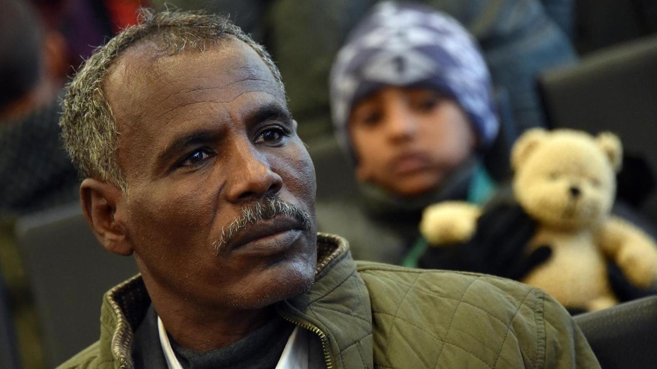 Der Eritreer Afwerke Gebreamlak sitzt am 14.12.2015 nach seiner Einreise im Terminal des Kassel-Airports in Calden (Hessen). Insgesamt 156 sogenannte Resettlement-Flüchtlinge aus Khartum im Sudan waren an Bord des Flugzeugs. Sie kommen auf Einladung der deutschen Behörden.