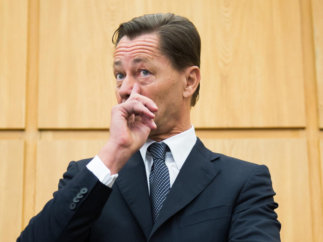 Der ehemalige Ex-Arcandor-Chef Middelhoff wartet am 14.11.2014 am Landgericht in Essen. Der ehemalige Ex-Arcandor-Chef Middelhoff wartet am 14.11.2014 am Landgericht in Essen.
