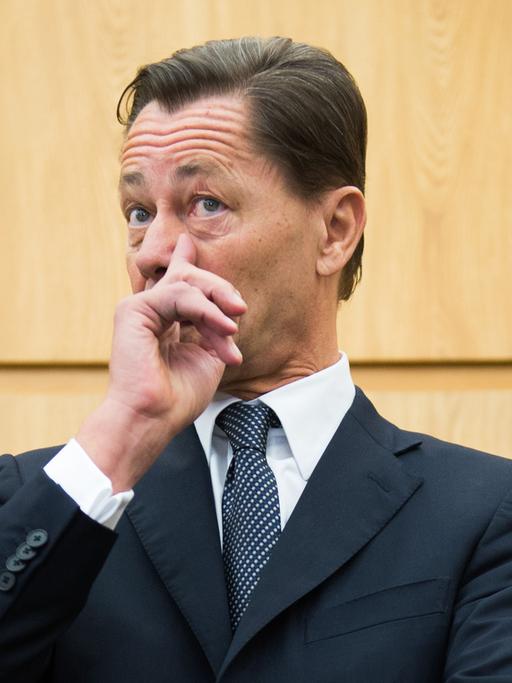 Der ehemalige Ex-Arcandor-Chef Middelhoff wartet am 14.11.2014 am Landgericht in Essen.
