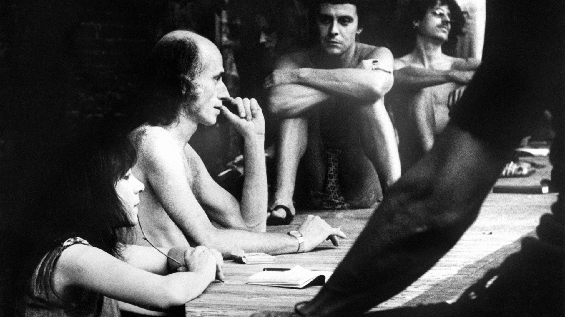 Judith Malina (l) und Julian Beck (2.v.l), die Leiter des Living Theatre, bei einer Probe des Stücks "Paradise Now" am 16.7.1968 im französischen Avignon.