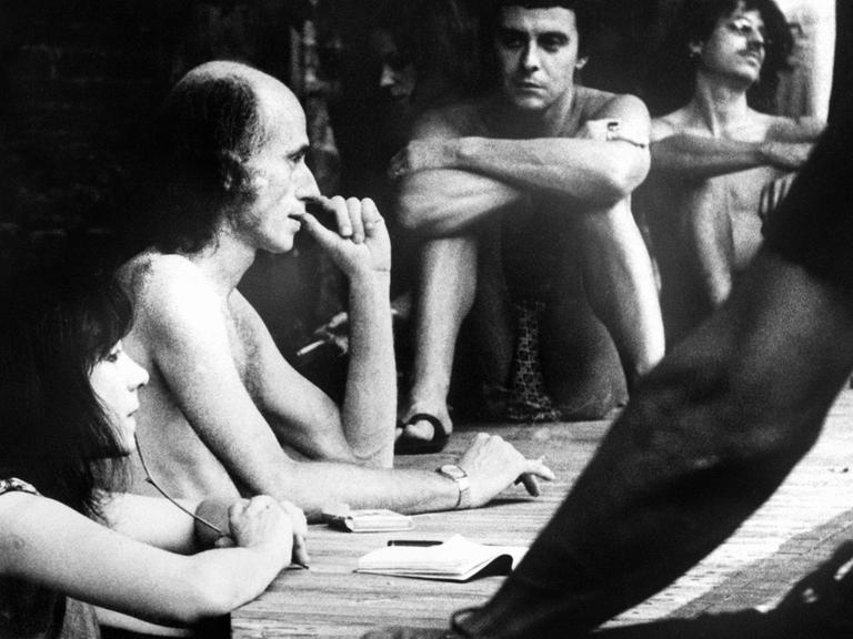 Judith Malina (l) und Julian Beck (2.v.l), die Leiter des Living Theatre, bei einer Probe des Stücks "Paradise Now" am 16.7.1968 im französischen Avignon.