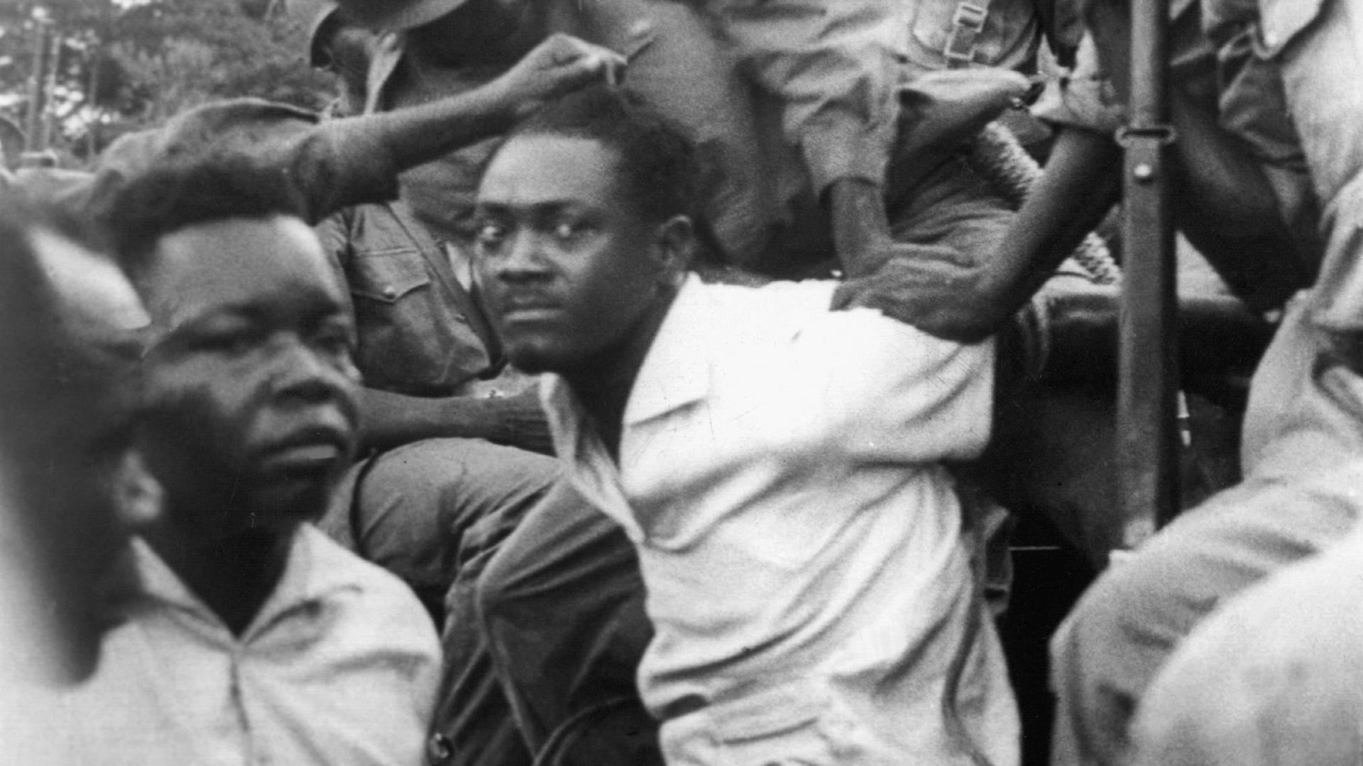 Patrice Lumumba (M) wird am 2. Dezember 1960 von Mobutu-Truppen verhaftet und der Presse vorgeführt Patrice Lumumba (M) wird am 2. Dezember 1960 von Mobutu-Truppen verhaftet und der Presse vorgeführt