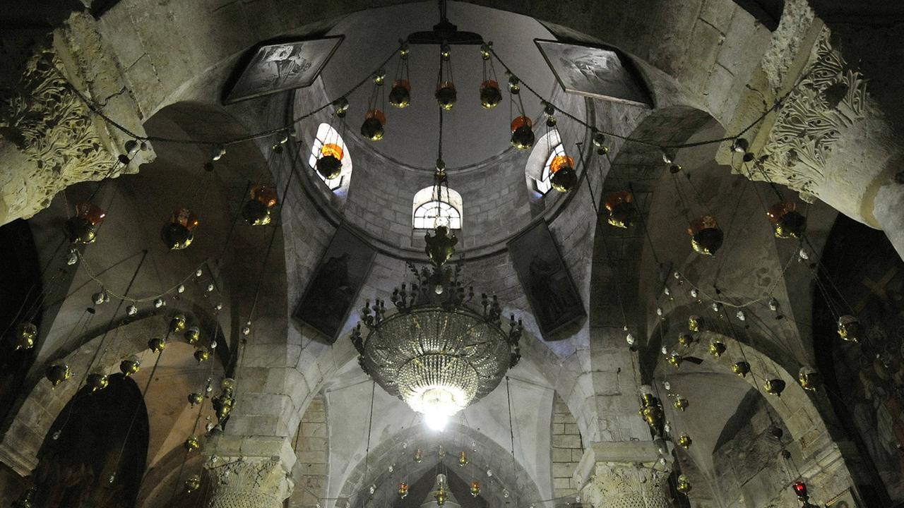 Die armenisch-orthodoxe Helenakapelle in der Grabeskirche in Jerusalem Die armenisch-orthodoxe Helenakapelle in der Grabeskirche in Jerusalem