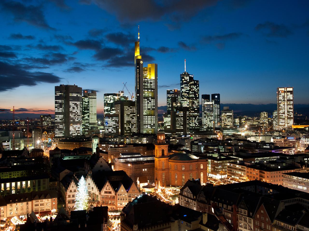 Die Hochhäuser von Frankfurt am Main und Teile der Altstadt (im Vordergrund) vor Himmel mit Sonnenuntergang Die Hochhäuser von Frankfurt am Main und Teile der Altstadt (im Vordergrund) vor Himmel mit Sonnenuntergang