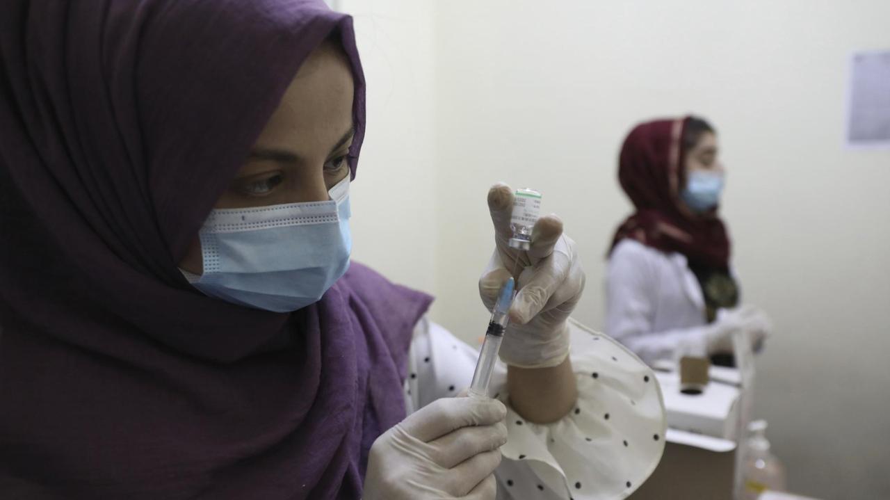 Eine Ärztin bereitet eine Corona-Impfung im Impfzentrum in Kabul im Juni 2021 vor. Eine Ärztin bereitet eine Corona-Impfung im Impfzentrum in Kabul im Juni 2021 vor.
