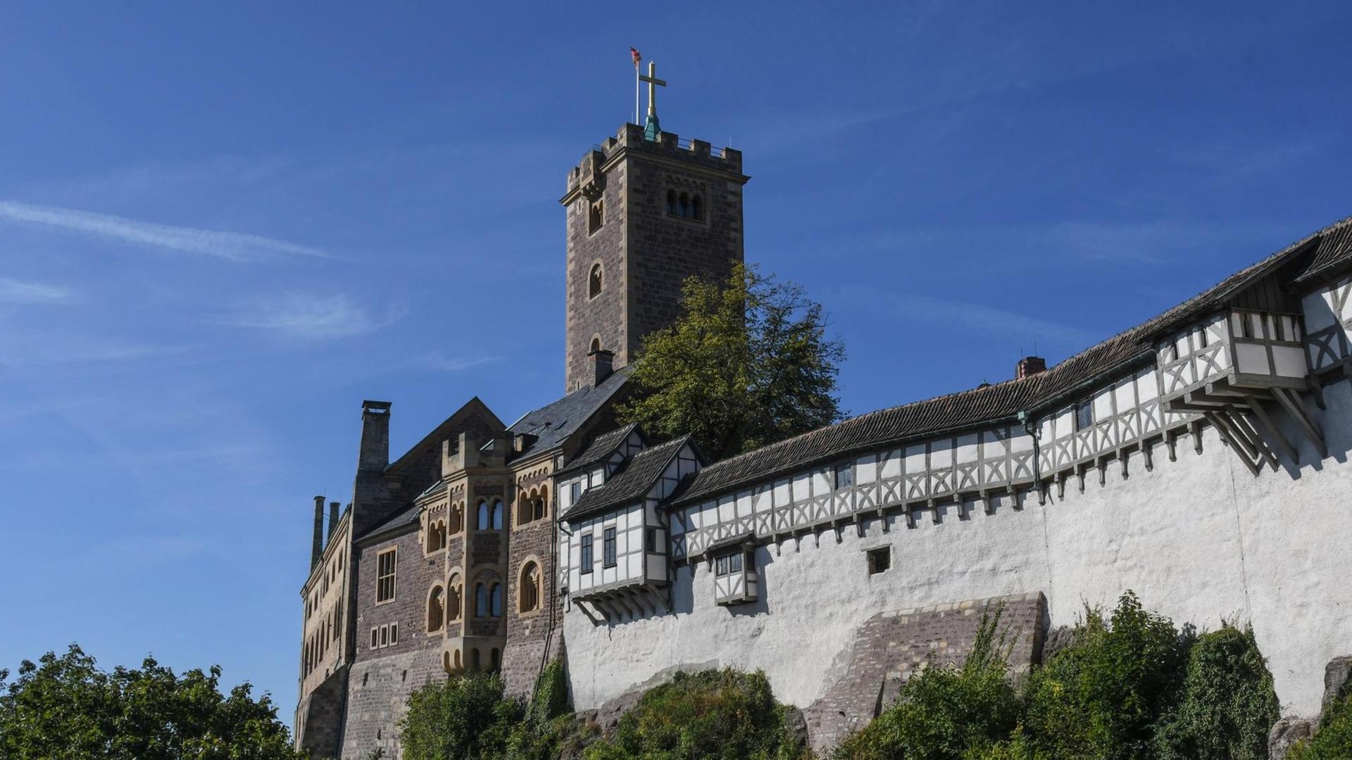 Die Wartburg über Eisenach bei strahlend blauem Himmel.Vom Mittelalter bis heute ist die Burg ein Symbolort deutscher Geschichte und inzwischen auch Unesco-Weltkulturerbe. Die Wartburg über Eisenach bei strahlend blauem Himmel.Vom Mittelalter bis heute ist die Burg ein Symbolort deutscher Geschichte und inzwischen auch Unesco-Weltkulturerbe.