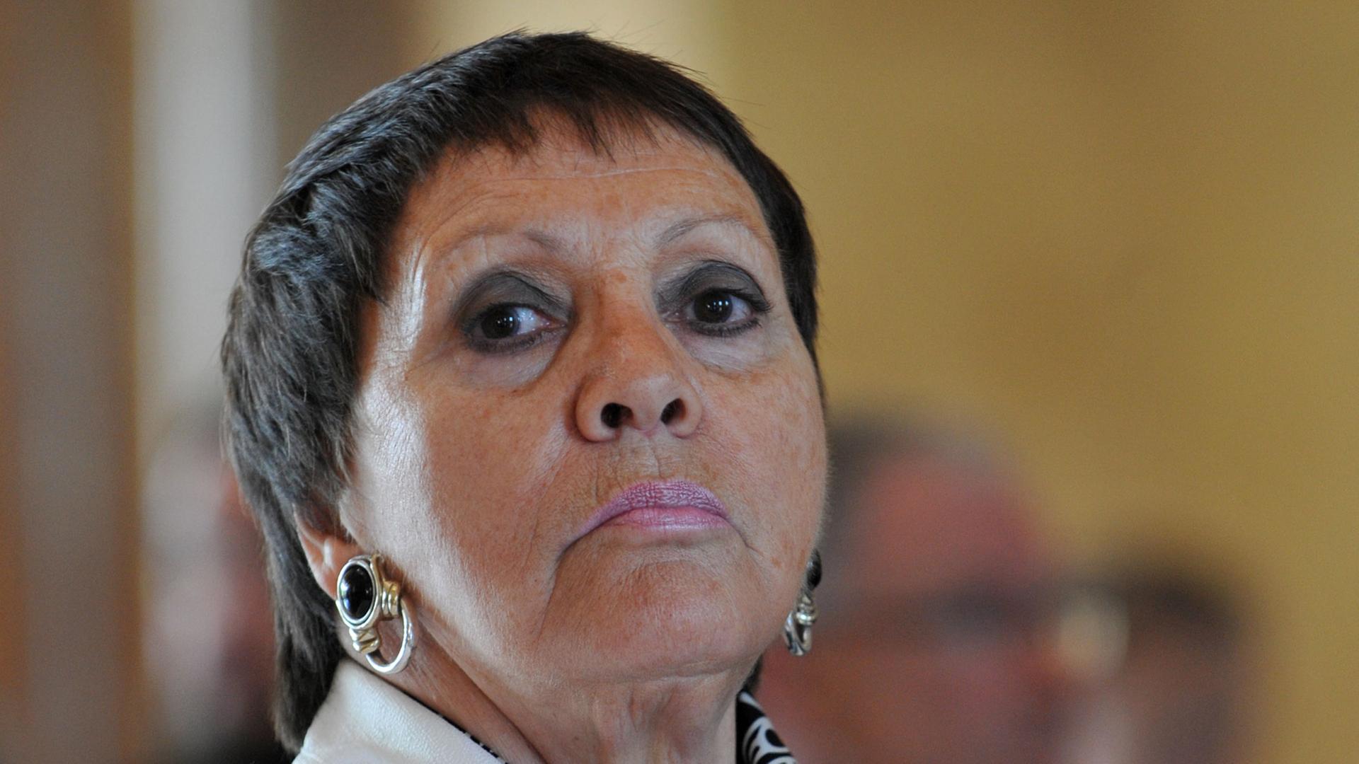 Die bayerische Kammersängerin Brigitte Fassbaender schaut in den Saal, bevor sie am Freitag (04.05.2012) in der Staatskanzlei in München (Oberbayern) das Bundesverdienstkreuz verliehen bekommt. Brigitte Fassbaender wurde für ihre Auftritte als Sängerin und für ihre Arbeit als Musikpädagogin, Theaterintendantin und Regisseurin geehrt. Die 72-Jährige ist künstlerische Leiterin des Richard Strauss Festivals in Garmisch-Partenkirchen und der Liedtage in Eppan in Tirol. Die bayerische Kammersängerin Brigitte Fassbaender schaut in den Saal, bevor sie am Freitag (04.05.2012) in der Staatskanzlei in München (Oberbayern) das Bundesverdienstkreuz verliehen bekommt. Brigitte Fassbaender wurde für ihre Auftritte als Sängerin und für ihre Arbeit als Musikpädagogin, Theaterintendantin und Regisseurin geehrt. Die 72-Jährige ist künstlerische Leiterin des Richard Strauss Festivals in Garmisch-Partenkirchen und der Liedtage in Eppan in Tirol.