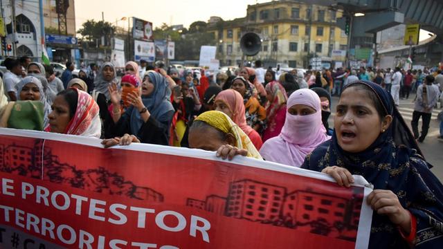 Frauen demonstrieren in Neu Delhi gegen das Einbürgerungsgesetz
