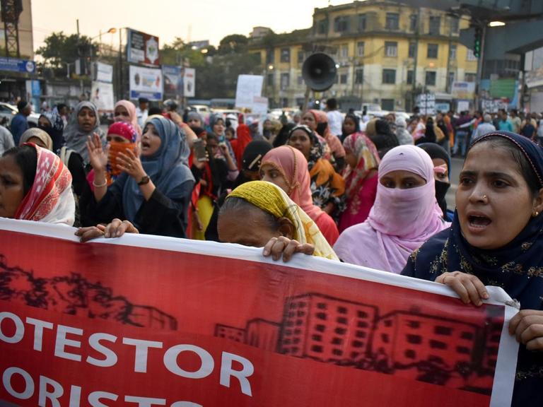 Frauen demonstrieren in Neu Delhi gegen das Einbürgerungsgesetz