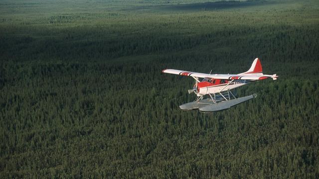 Ein Wasserflugzeug fliegt über den "Gates of the Arctic National Park" bei Bettles in Alaska