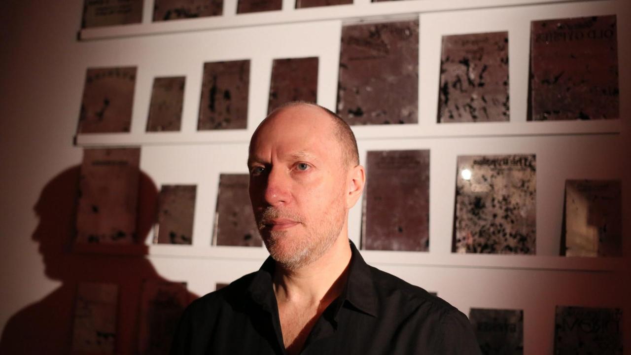 Der britische Künstler mit Roma-Herkunft Daniel Baker posiert in der Ausstellung "Houses as Silver as Tents" in der Zacheta National Gallery of Art in Warschau, Polen. Der britische Künstler mit Roma-Herkunft Daniel Baker posiert in der Ausstellung "Houses as Silver as Tents" in der Zacheta National Gallery of Art in Warschau, Polen.