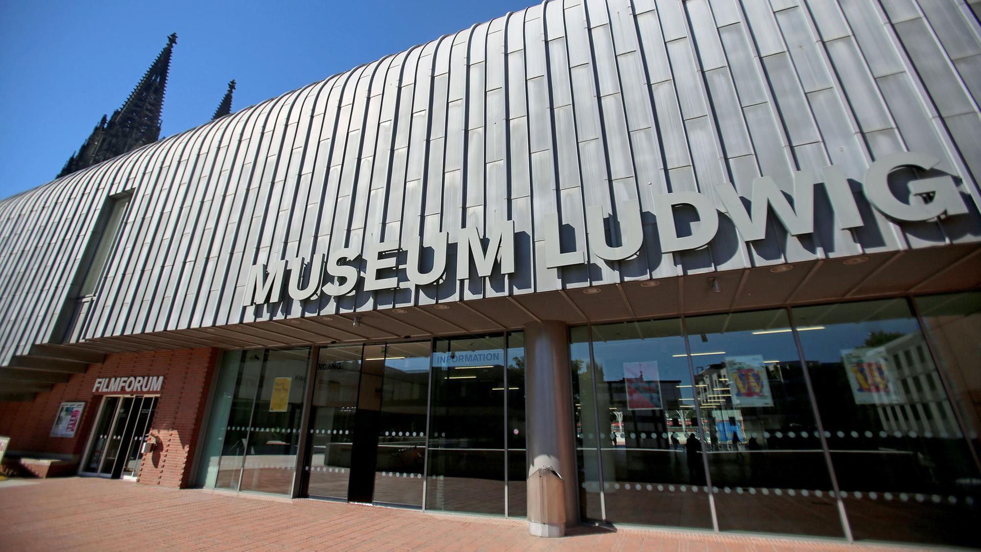 Hinter dem Museum Ludwig ist am 24.08.2016 in Köln (Nordrhein-Westfalen) der Dom zu sehen. Die Jubiläumsausstellung "Wir nennen es Ludwig. Das Museum wird 40" ist vom 27. August bis 08. Januar 2017 zu sehen. Hinter dem Museum Ludwig ist am 24.08.2016 in Köln (Nordrhein-Westfalen) der Dom zu sehen. Die Jubiläumsausstellung "Wir nennen es Ludwig. Das Museum wird 40" ist vom 27. August bis 08. Januar 2017 zu sehen.