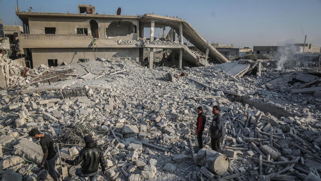 Syrien, Tal Mardikh: Menschen durchsuchen die Trümmer nach Opfern und Überlebenden. In der Provinz Idlib gab es mehrere Luftangriffe durch Regierungstruppen. 