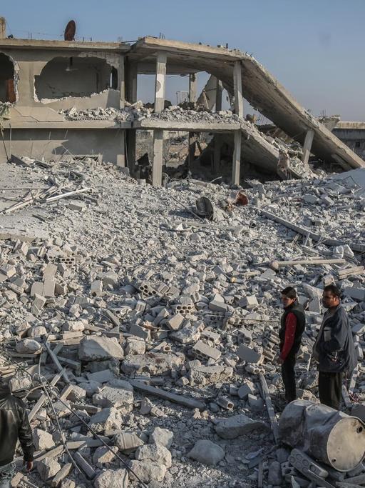 In der Provinz Idlib in Syrien durchsuchen Menschen die Trümmer nach Opfern und Überlebenden. 