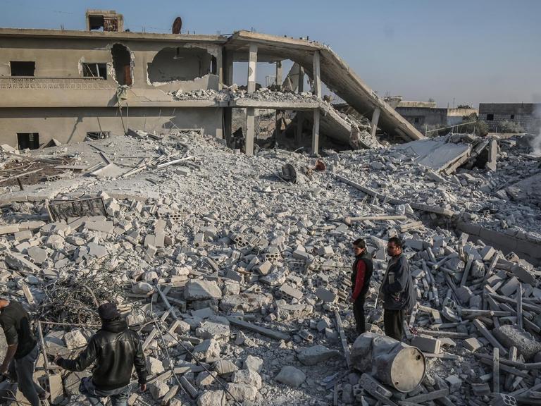 In der Provinz Idlib in Syrien durchsuchen Menschen die Trümmer nach Opfern und Überlebenden. 
