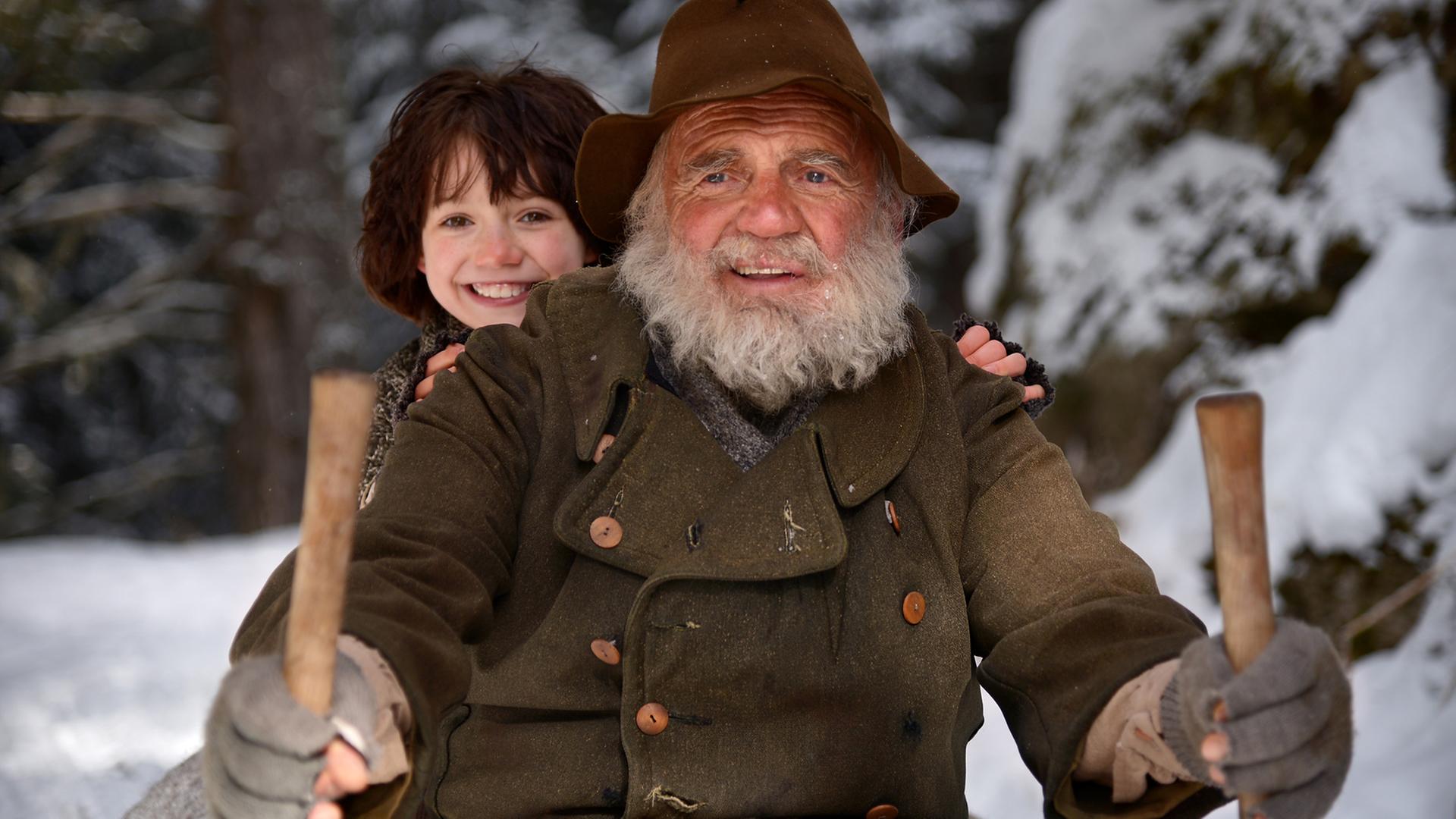 Almöhi (Bruno Ganz) und Heidi (Anuk Steffen) auf dem Weg ins verschneite Dörfli. Almöhi (Bruno Ganz) und Heidi (Anuk Steffen) auf dem Weg ins verschneite Dörfli.
