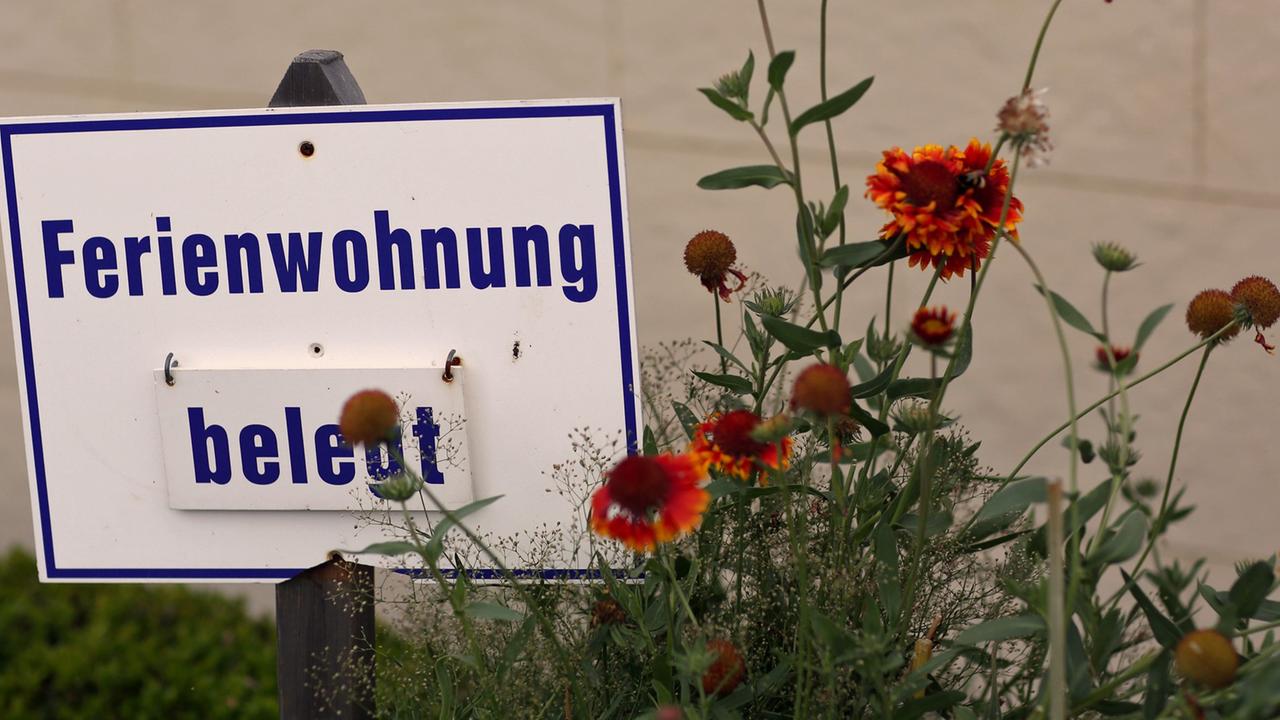 Ein selbst gebautes Holzschild in Klein Zicker auf der Insel Rügen, dass eine Ferienwohnung belegt ist Ein selbst gebautes Holzschild in Klein Zicker auf der Insel Rügen, dass eine Ferienwohnung belegt ist