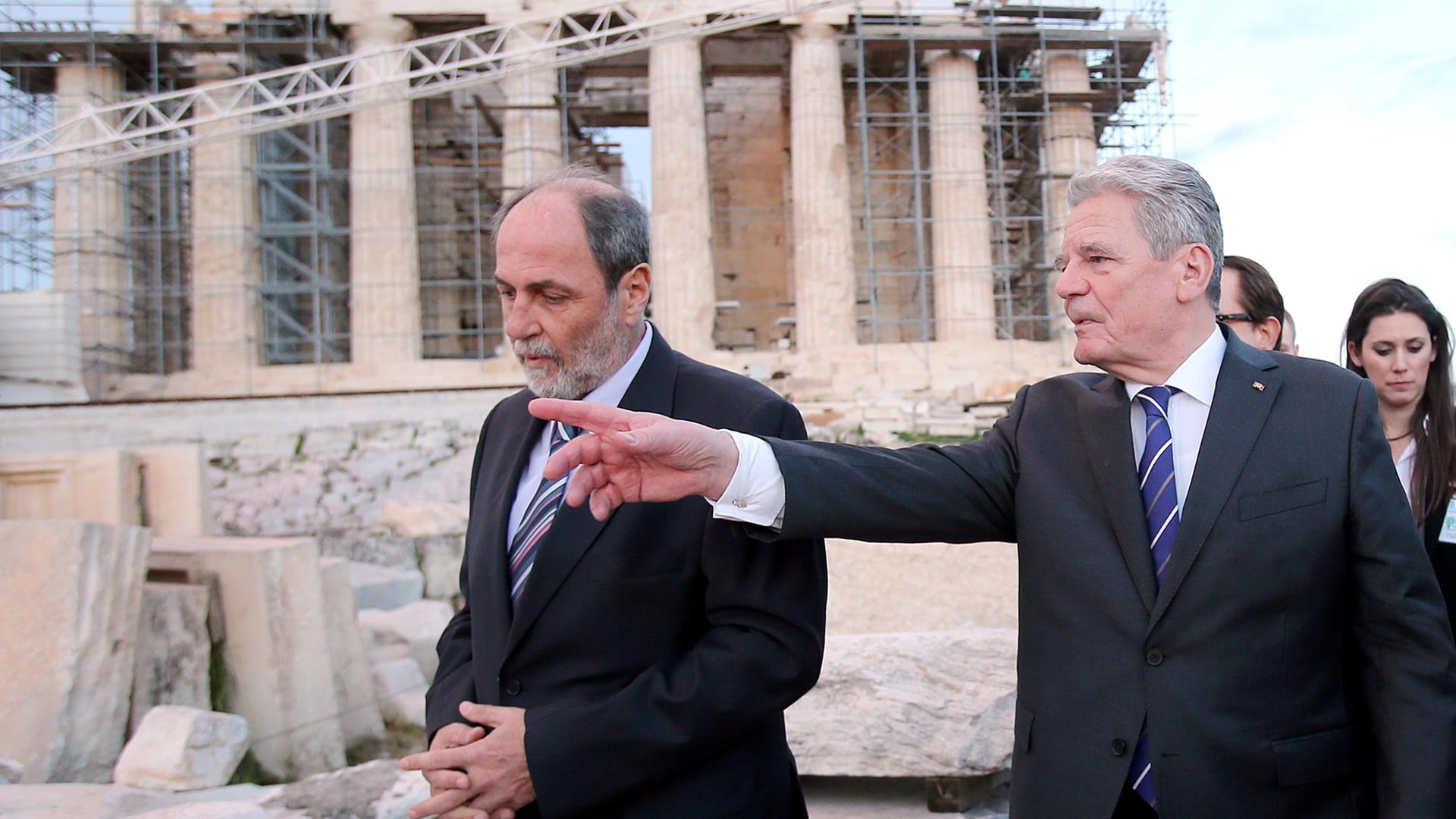 Bundespräsident Joachim Gauck (r.) besichtigt am 05.03.2014 in Athen, in Begleitung des Ministers für klassische Altertümer, Konstantinos Kissas, die Akropolis. Das deutsche Staatsoberhaupt hält sich zu einem dreitägigen Besuch in Griechenland auf. Foto: Wolfgang Kumm/dpa Bundespräsident Joachim Gauck (r.) besichtigt am 05.03.2014 in Athen, in Begleitung des Ministers für klassische Altertümer, Konstantinos Kissas, die Akropolis. Das deutsche Staatsoberhaupt hält sich zu einem dreitägigen Besuch in Griechenland auf. Foto: Wolfgang Kumm/dpa