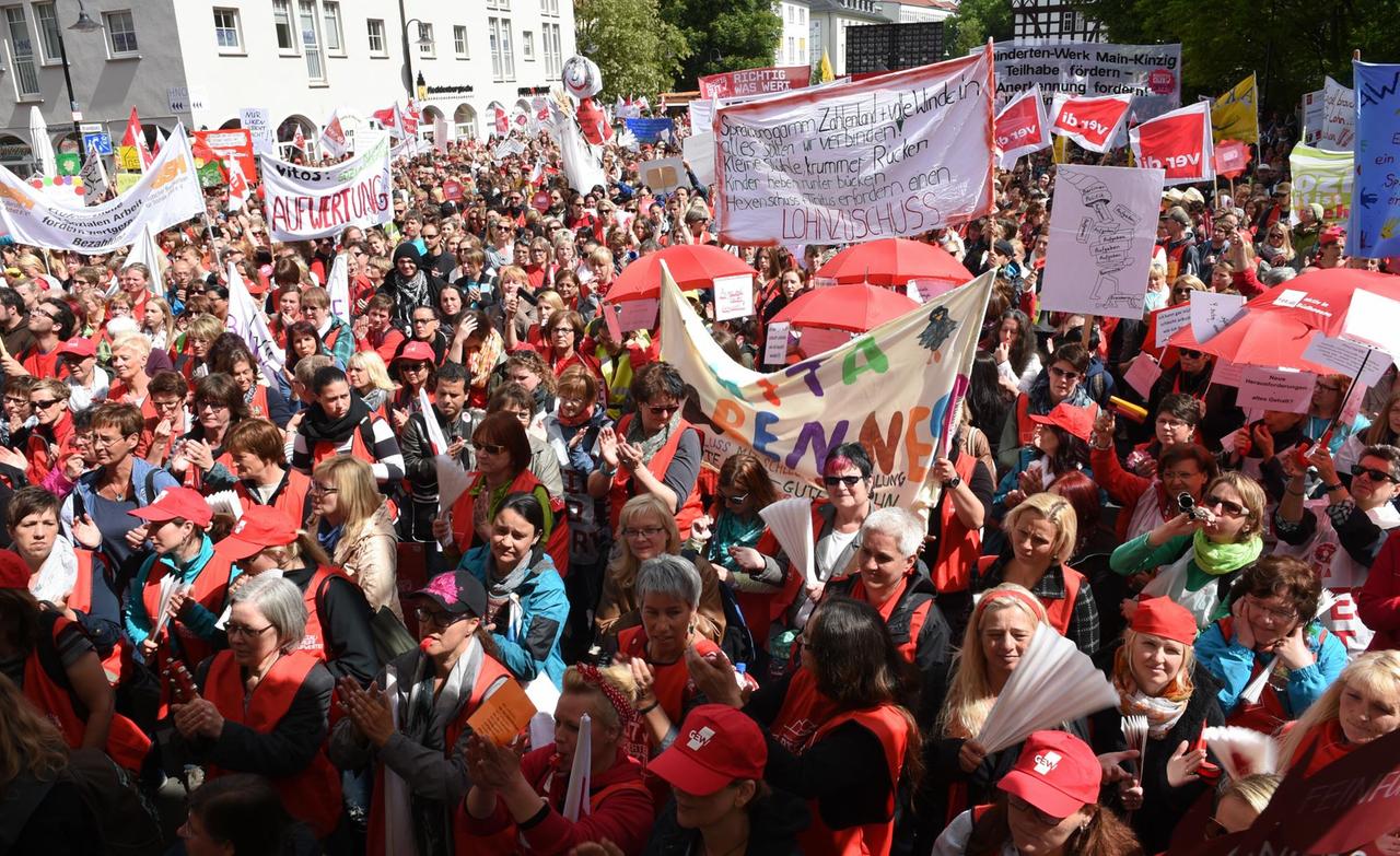 Streikende Erzieher im Mai 2015 in Gießen Streikende Erzieher im Mai 2015 in Gießen