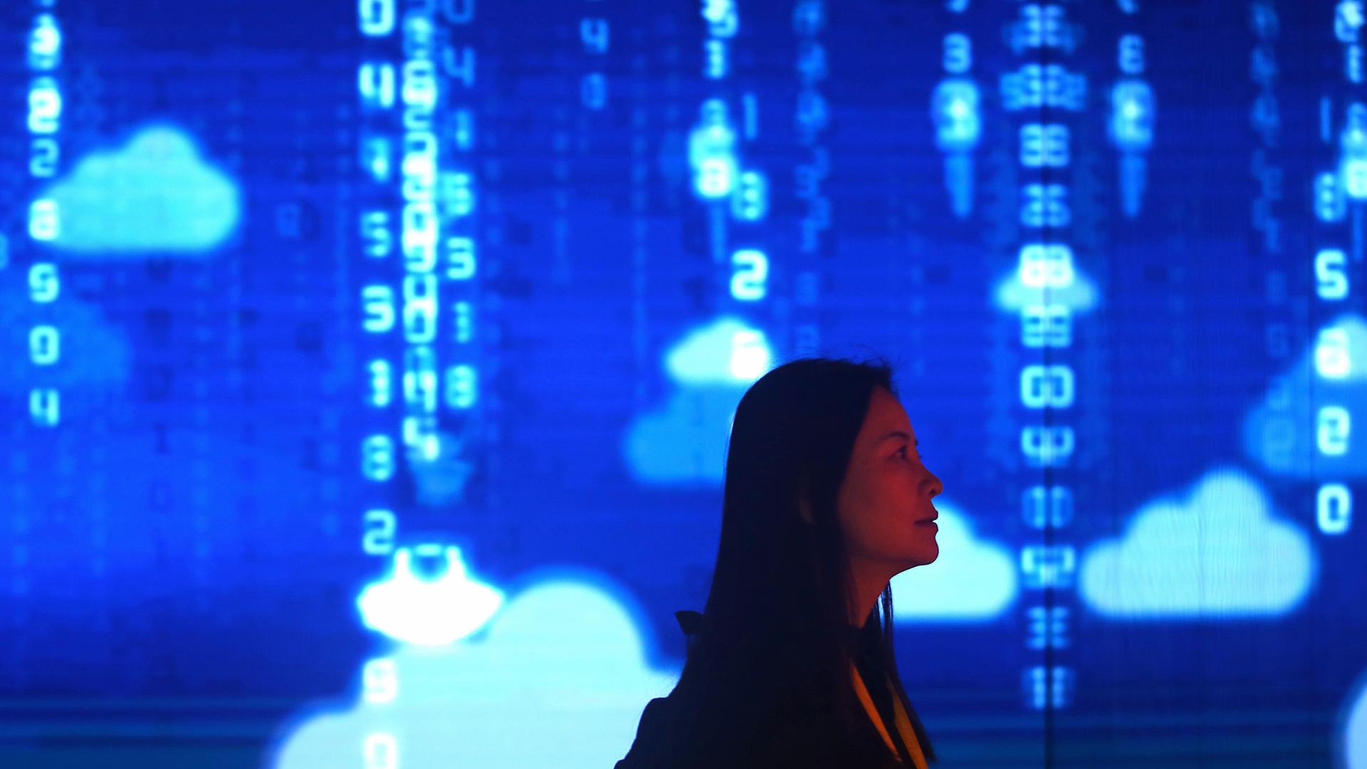 Ein Besucherin steht vor einem Bildschirm im Big Data Research Center in Guiyang, der Hauptstadt der chinesischen Provinz Guizhou. Ein Besucherin steht vor einem Bildschirm im Big Data Research Center in Guiyang, der Hauptstadt der chinesischen Provinz Guizhou.