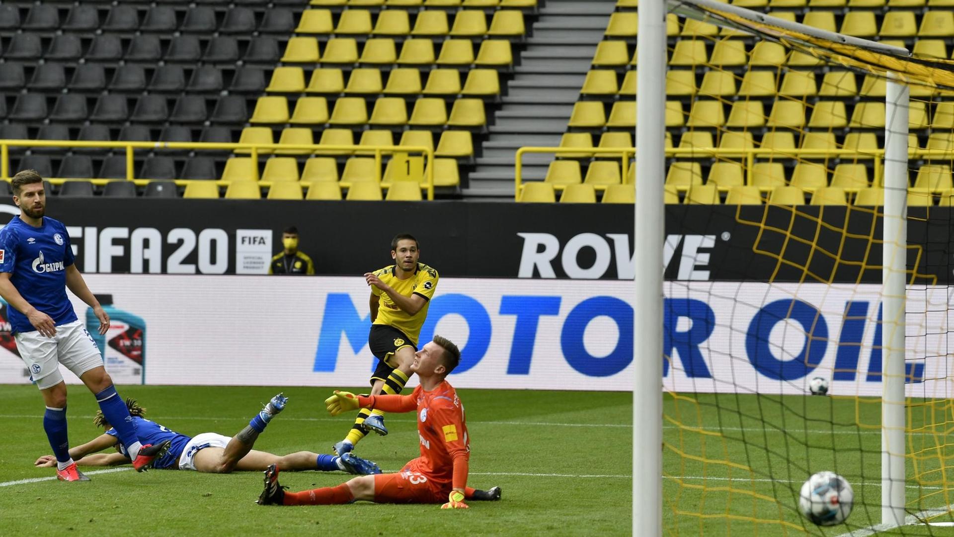 Raphael Guerreiro von Dortmund schießt das Tor zum 2:0 Raphael Guerreiro von Dortmund schießt das Tor zum 2:0