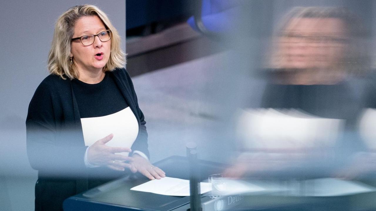 Bundesumweltministerin Svenja Schulze (SPD) spricht bei der Debatte über das Klimaschutzgesetz im Bundestag. Bundesumweltministerin Svenja Schulze (SPD) spricht bei der Debatte über das Klimaschutzgesetz im Bundestag.