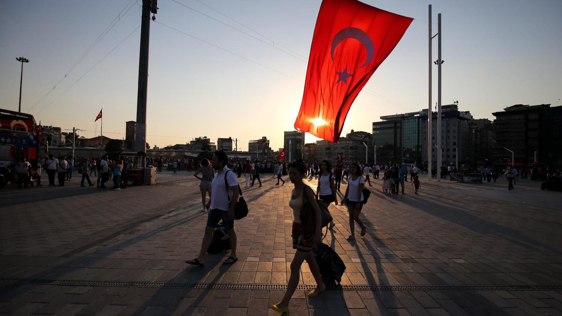 Türkei-Flagge weht im Wind auf dem Taksim-Platz in Istanbul.